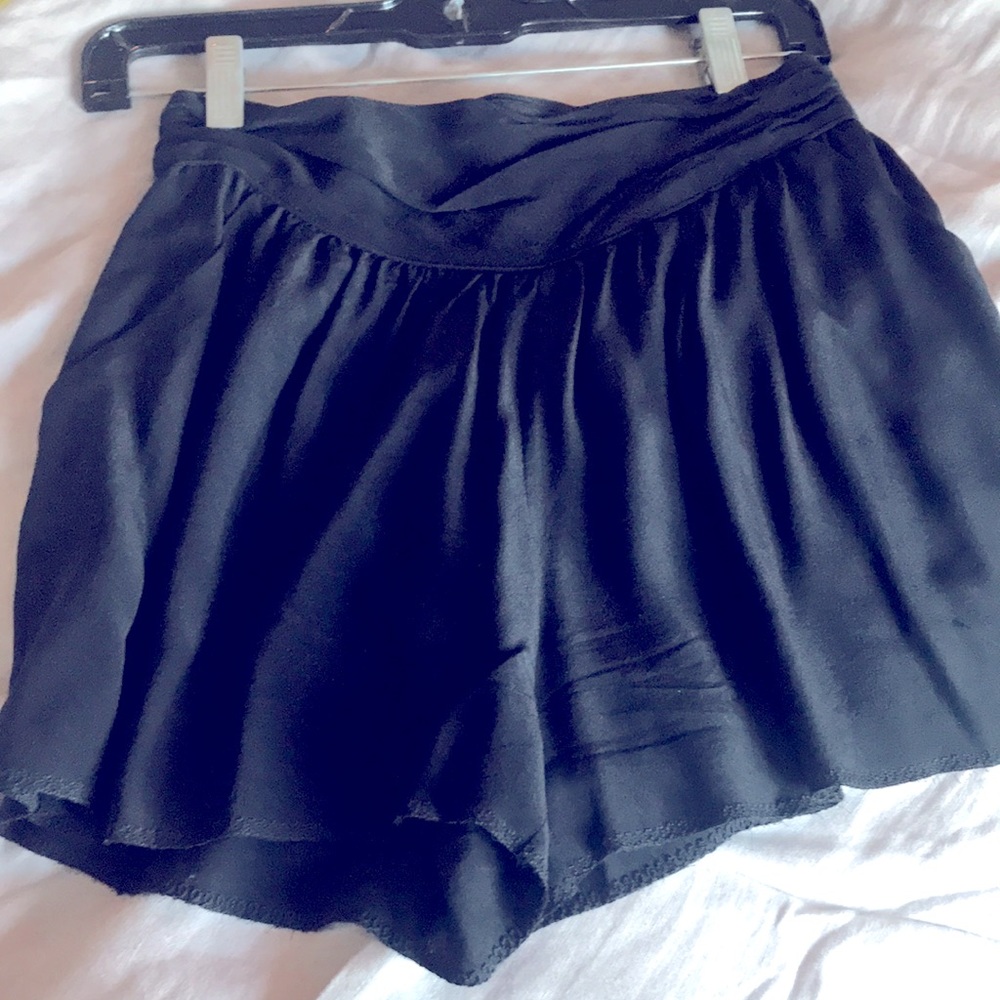 Aritzia brand (wilfred ) silk flows shorts